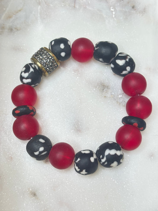 Pasión Carmesí – Pulsera Krobo a medida