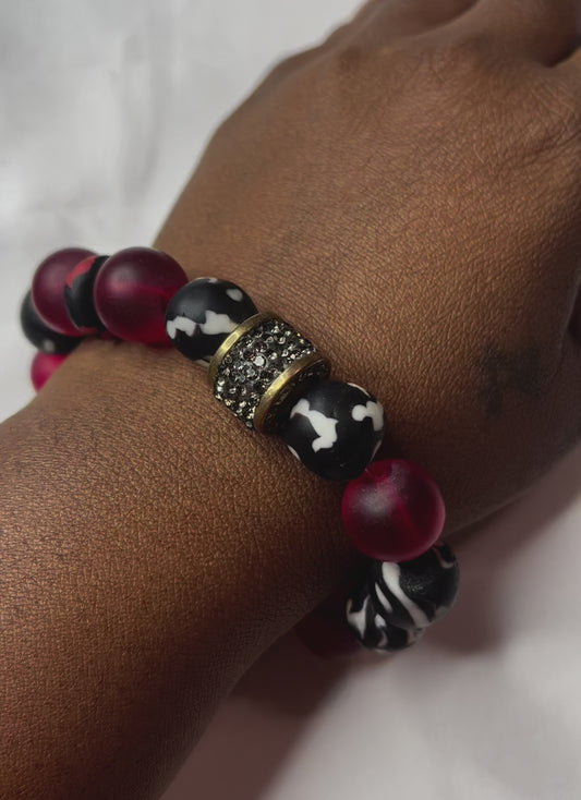 Pasión Carmesí – Pulsera Krobo a medida